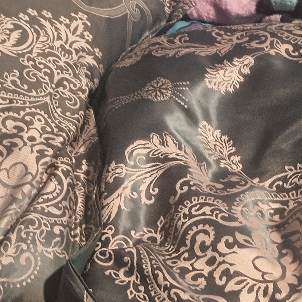Elegant Gray and Cream Damask Queen Comforter  Set 2 Pillow Cases- Brand